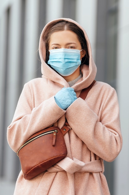 Mulher vestindo proteção facial na prevenção de coronavírus ao ar livre