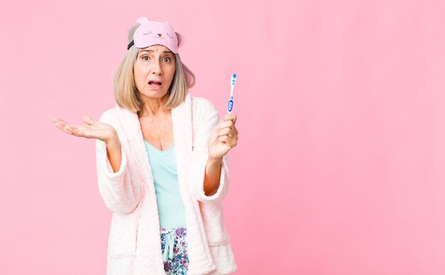 Mulher vestindo roupa de noite com uma escova de dentes