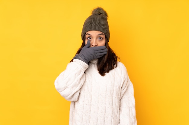 Mulher vestindo roupas de inverno sobre parede isolada