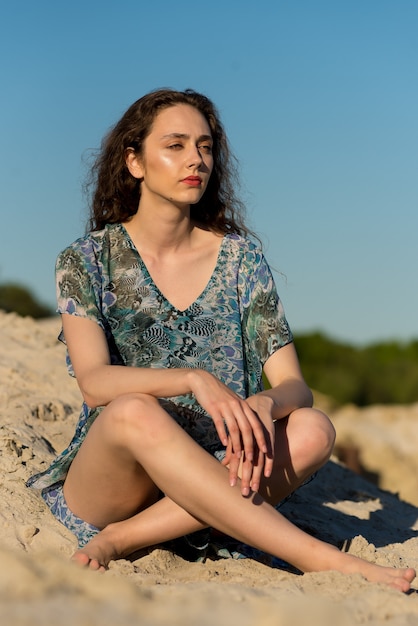 Mulher vestindo roupas de verão ao ar livre