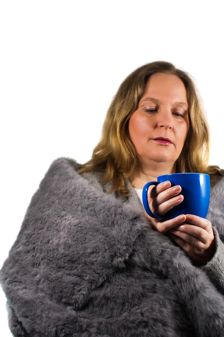 Foto mulher vestindo roupas quentes segurando xícara de café contra fundo branco