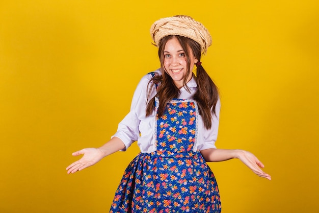 Mulher vestindo roupas típicas para a Festa Junina seja bem vinda