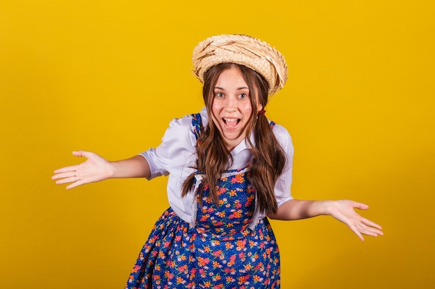 Mulher vestindo roupas típicas para a Festa Junina Surpresa uau incrível