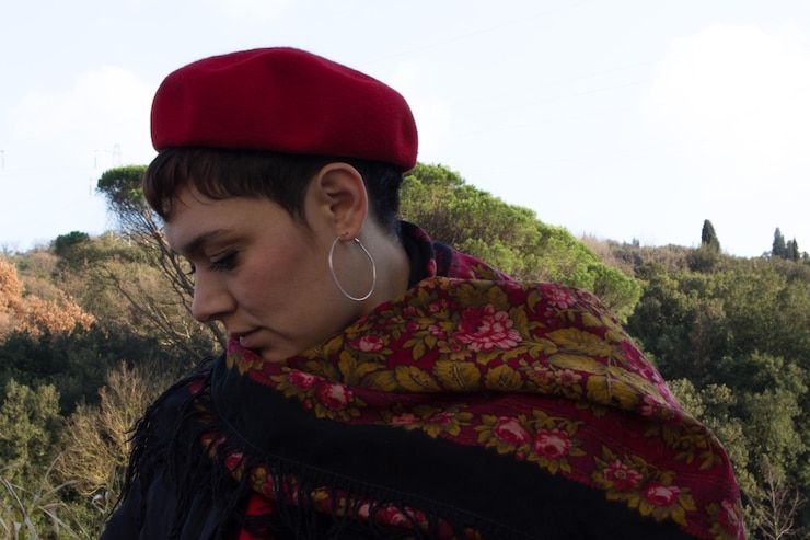 Foto mulher vestindo roupas tradicionais enquanto está de pé ao ar livre