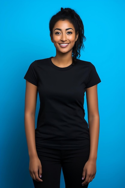 Mulher vestindo uma camiseta preta Modelo de apresentação de modelo de impressão de camiseta de design