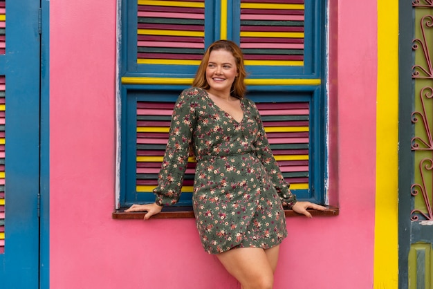 Foto mulher vestindo vestido de verão