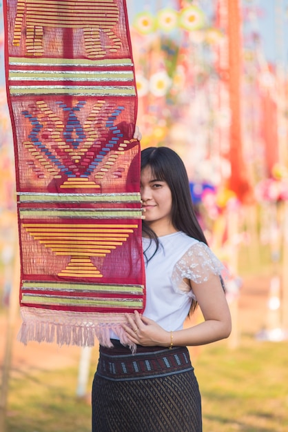 Mulher, viagem, ao redor, tung, bandeira, festival, em, phra, que, ya, khu, pagode, em, kalasin, tailandia