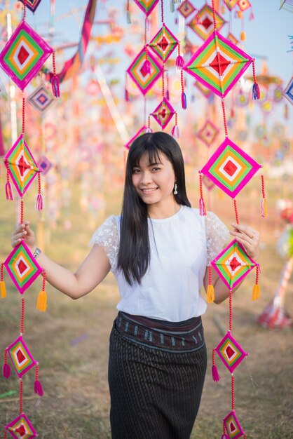 Foto mulher, viagem, ao redor, tung, bandeira, festival, em, phra, que, ya, khu, pagode, em, kalasin, tailandia