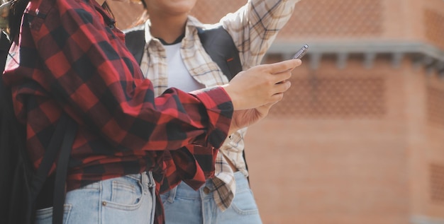 Mulher viaja ao redor do mundo com mochila liberdade e conceito de vida relaxante