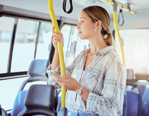 Mulher viaja com smartphone no transporte de ônibus, verifique o site de mídia social ou a internet para obter informações sobre a cidade Jovem com celular 5g no transporte público na cidade urbana lens flare