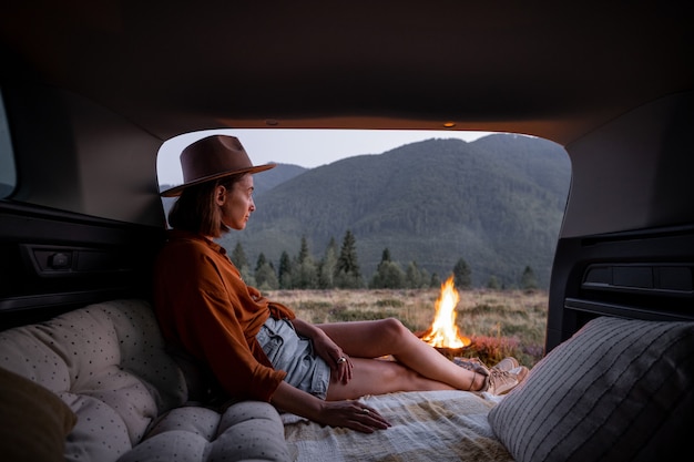 Mulher viaja de carro nas montanhas