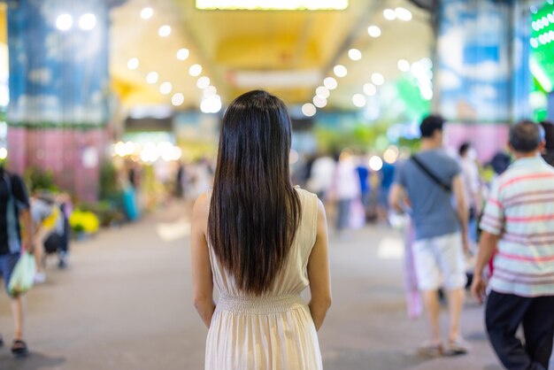 Mulher viaja na cidade de Taipei