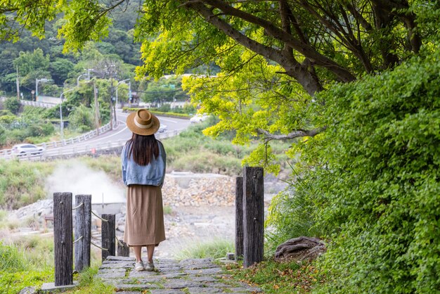 Mulher viaja na Área Recreativa do Vale do enxofre no Parque Nacional Yangmingshan, em Taiwan