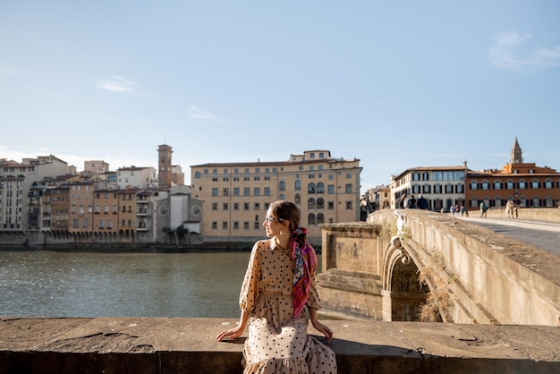 Mulher viajando em florença itália