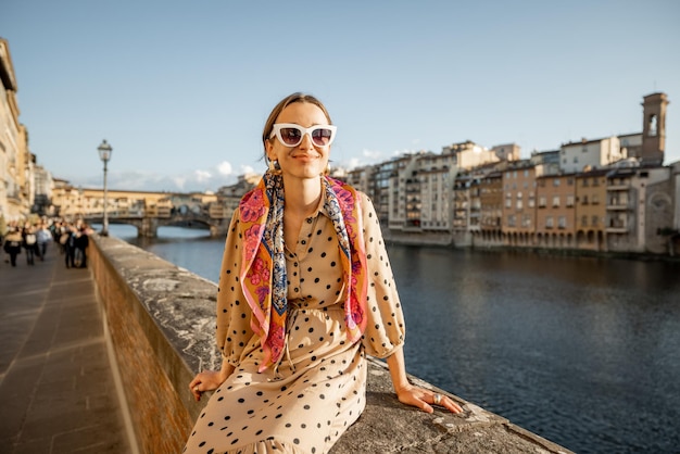 Mulher viajando em florença itália