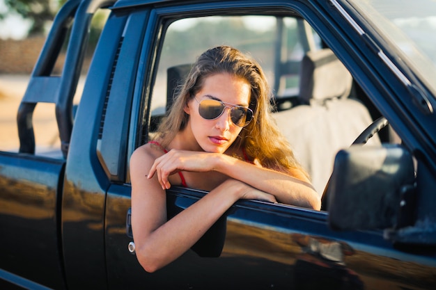 mulher viajando estrada no verão