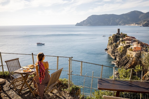 Mulher viajando famosas cidades de cinque terre no noroeste da itália