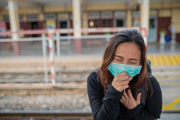 Mulher viajante asiática usa máscara para proteger coronavírusMulher tailandesa usando máscara facial, proteção respiratória e filtro de partículas pm25