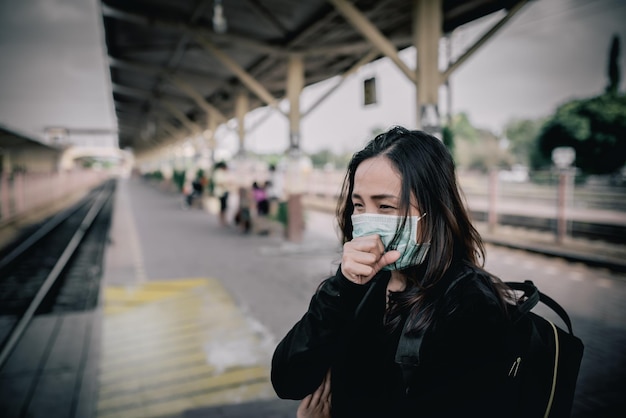 Mulher viajante asiática usa máscara para proteger coronavírusmulher tailandesa usando máscara facial, proteção respiratória e filtro de partículas pm25