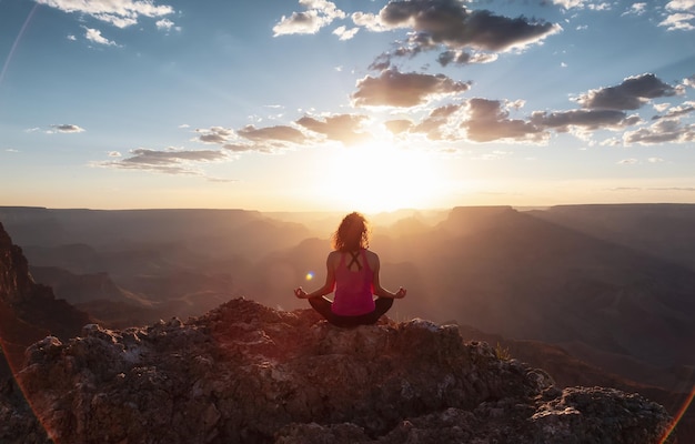 Mulher viajante aventureira fazendo meditação na paisagem americana da montanha rochosa do deserto