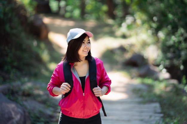 Mulher viajante caminhando na floresta