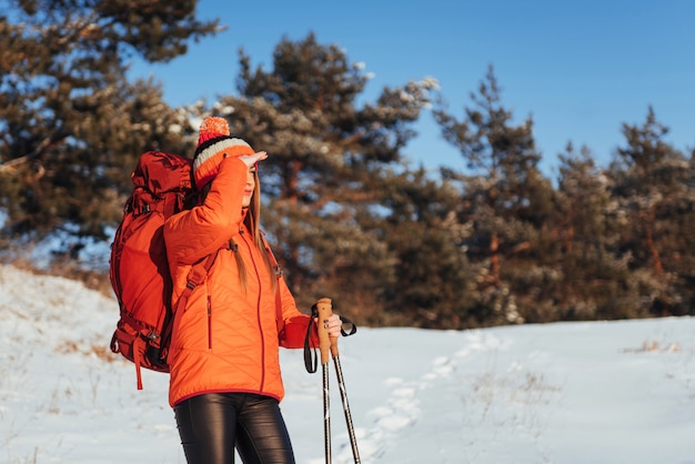 Mulher viajante com mochila caminhadas viagens estilo de vida aventura ativo férias ao ar livre. Floresta bela paisagem