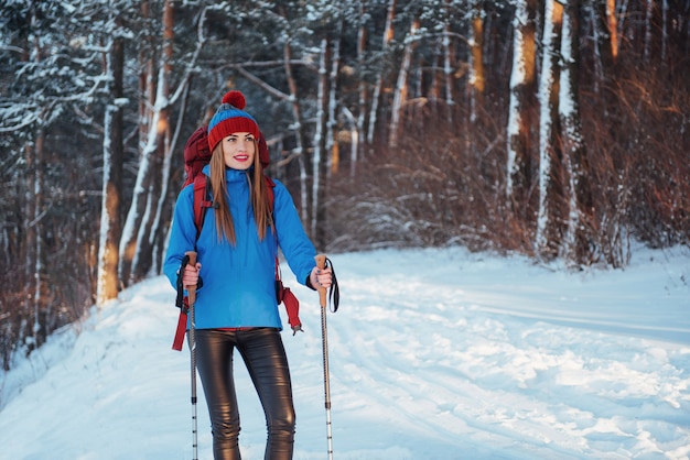 Mulher viajante com mochila caminhadas viagens estilo de vida aventura ativo férias ao ar livre. Floresta bela paisagem