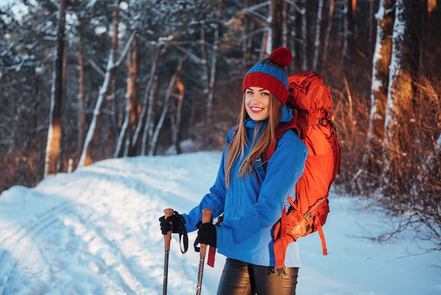 Mulher viajante com mochila caminhadas viagens estilo de vida aventura ativo férias ao ar livre. floresta bela paisagem