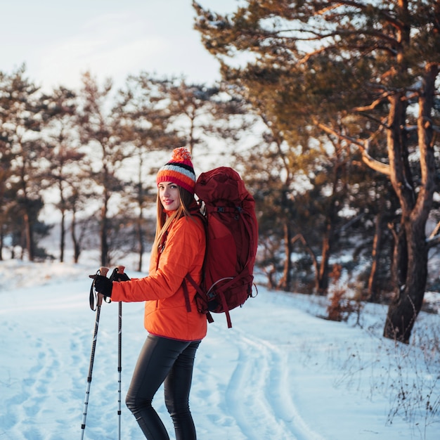 Mulher viajante com mochila caminhadas viagens estilo de vida aventura ativo férias ao ar livre. Floresta bela paisagem