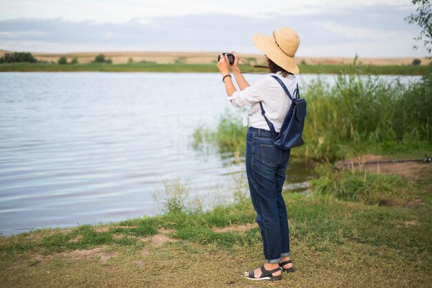 Mulher viajante está fazendo fotos na natureza