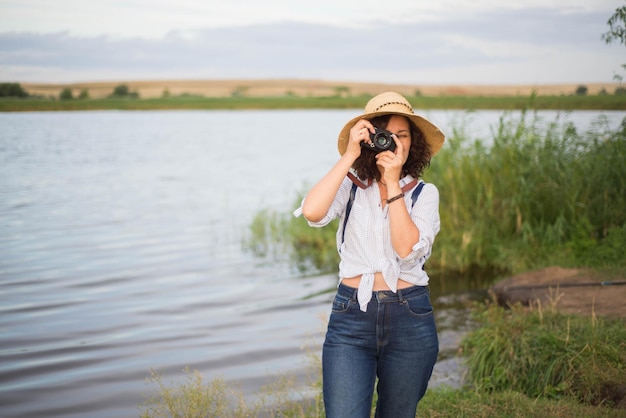 Mulher viajante está fazendo fotos na natureza