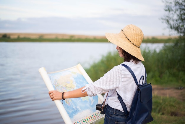 mulher viajante está olhando para o mapa da terra