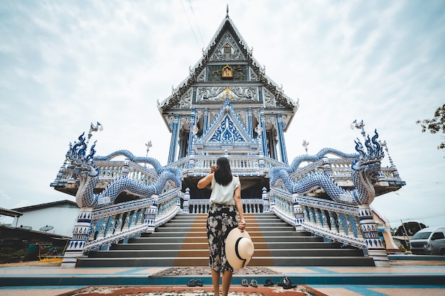 Mulher viajante explorar um templo