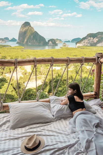 Mulher viajante feliz aprecia o ponto de vista da baía de phang nga, tailândia