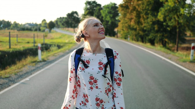 Mulher viajante pegando sua mochila.