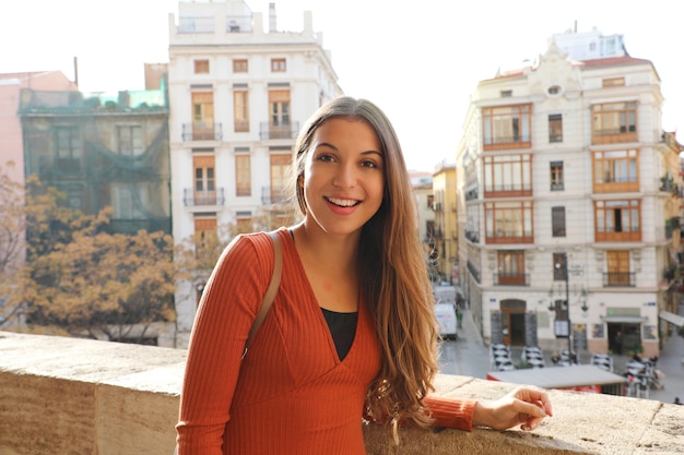 Foto mulher viajante visita a cidade de valência, espanha