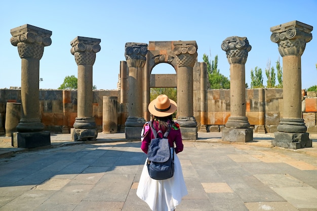 Mulher viajante visitando a Catedral de Zvartnots, Patrimônio Mundial da UNESCO na província de Armavir, na Armênia