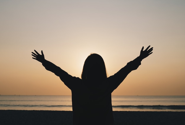 Mulher viajar ao redor do mundo com liberdade de praia do sol de verão e relaxar o conceito de vida.