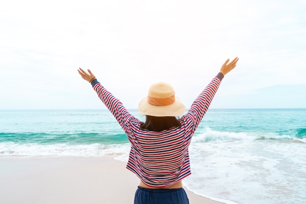 Mulher viajar ao redor do mundo com liberdade de verão na praia e vida relaxante.