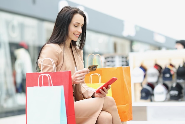 Mulher viciada em compras faz pedidos via smartphone e paga com cartão de crédito