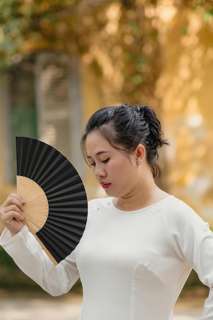 Mulher vietnamita vestindo vestido nacional ao dai retrato