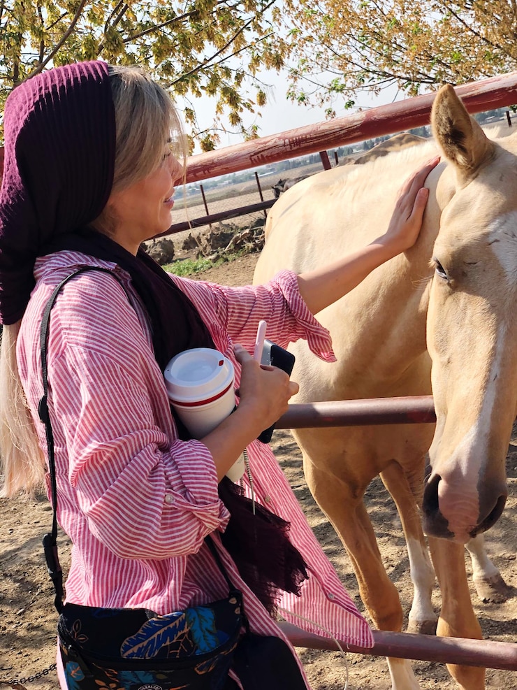Foto mulher vigiando cavalo