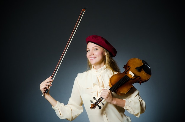 Mulher violinista no conceito musical