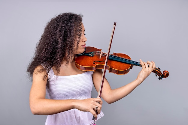 Mulher violinista profissional afro-americana tocando violino