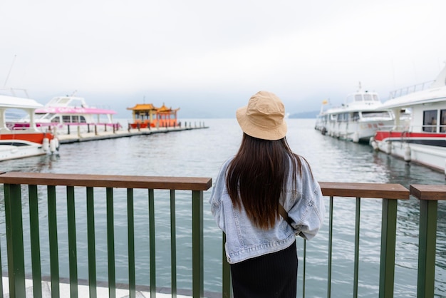 Mulher visita o lago sun moon em nantou, taiwan