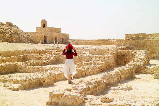 Mulher visitando as ruínas do Forte do Bahrein em Manama Bahrein