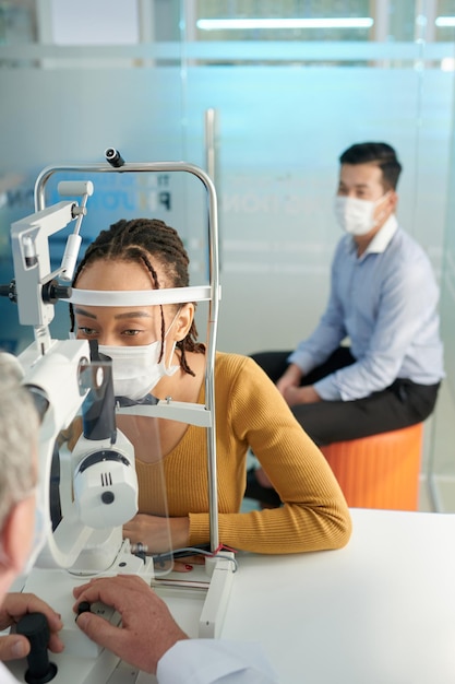 Mulher visitando o optometrista