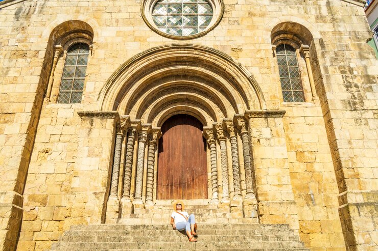 Foto mulher visitando uma igreja coimbra igreja de são tiago
