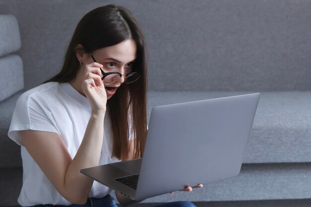 Foto mulher viu notícias chocantes no laptop