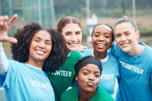 Mulher voluntária e retrato para caridade e apoio comunitário no campo de netball com diversidade e sorriso Pessoas de felicidade e trabalho em equipe para projeto de ONG solidariedade e missão ao ar livre na natureza